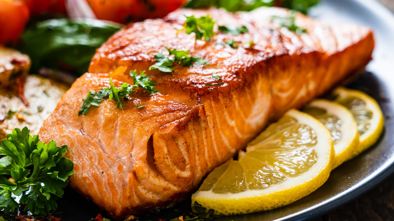 Grilled salmon with lemon slices