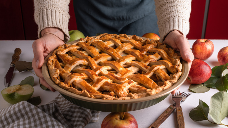 Person holding an apple pie