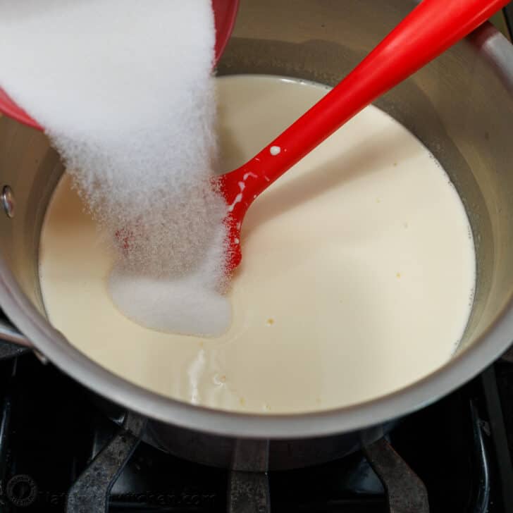 Adding sugar to the gelatin and cream mixture