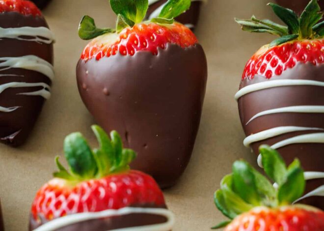 Simple Chocolate Lined Strawberries (VIDEO)