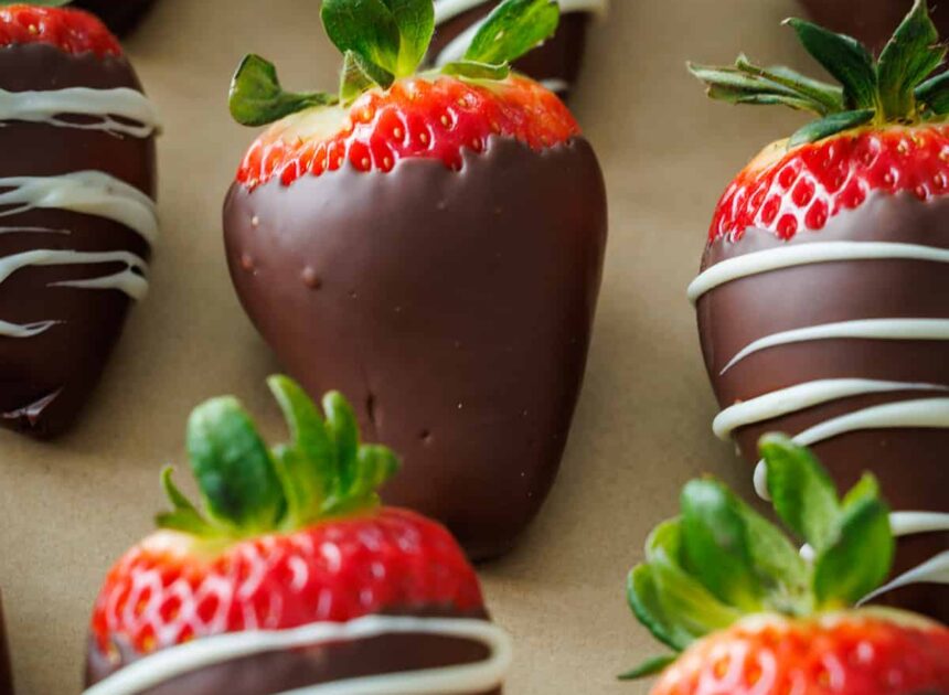 Simple Chocolate Lined Strawberries (VIDEO)